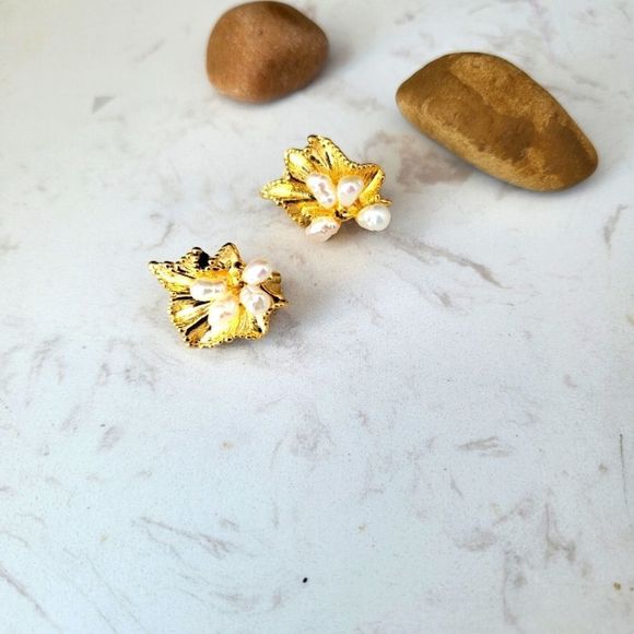 Stunning clip earrings gold color and natural freshwater pearls - Picture 2 of 4
